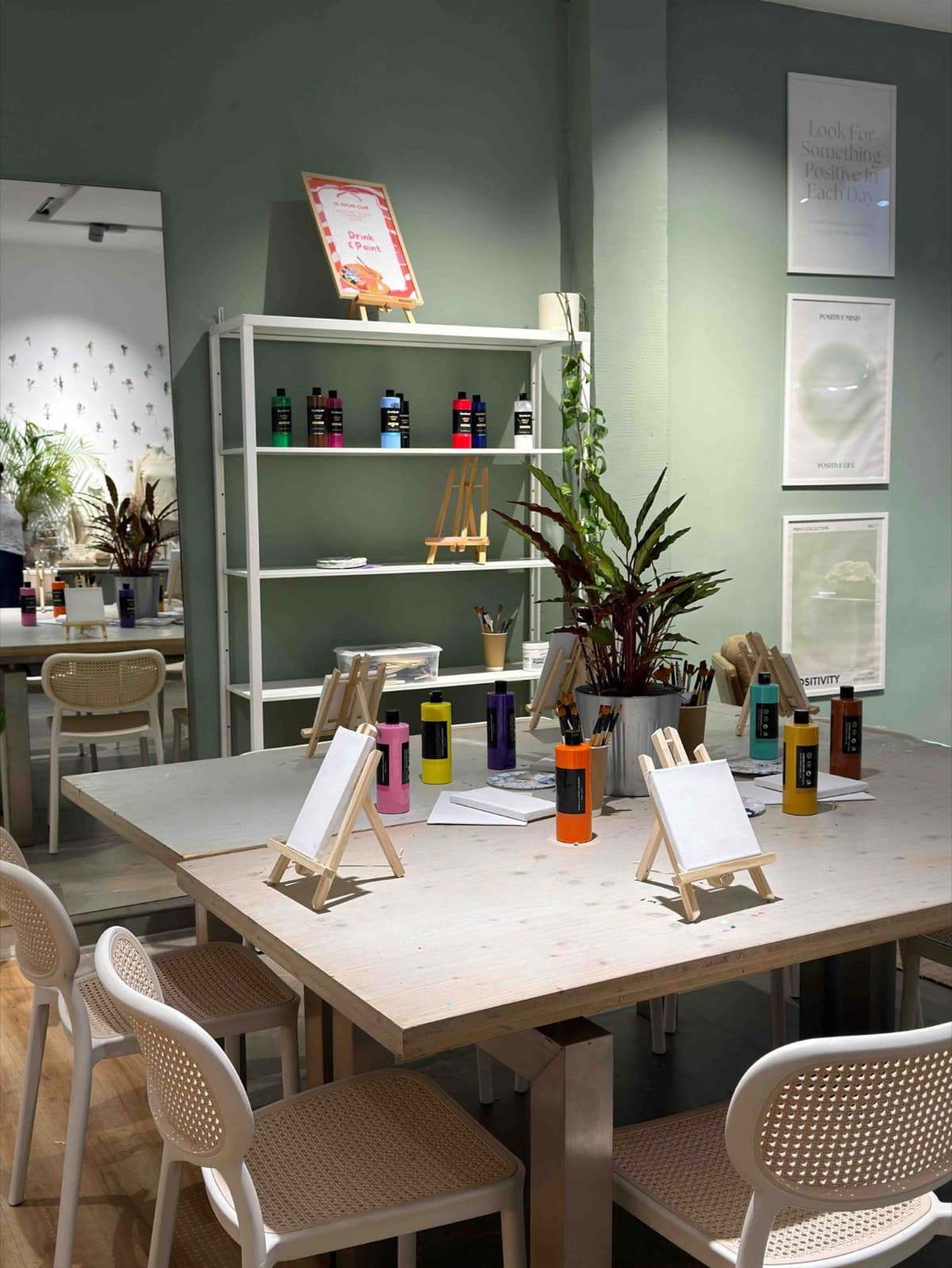 Creative Spaace im Spirit Spaace Lübeck: Maltisch mit kleinen Staffeleien, Leinwänden und Acrylfarben