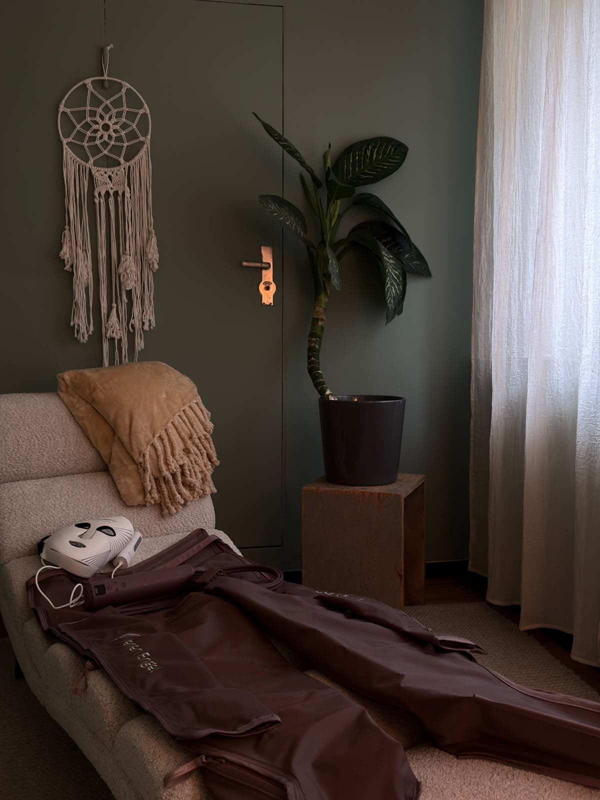 Recovery Spaace im Spirit Spaace Lübeck: Liege mit Kompressionshose und Lichtmaske, Traumfänger an der Wand