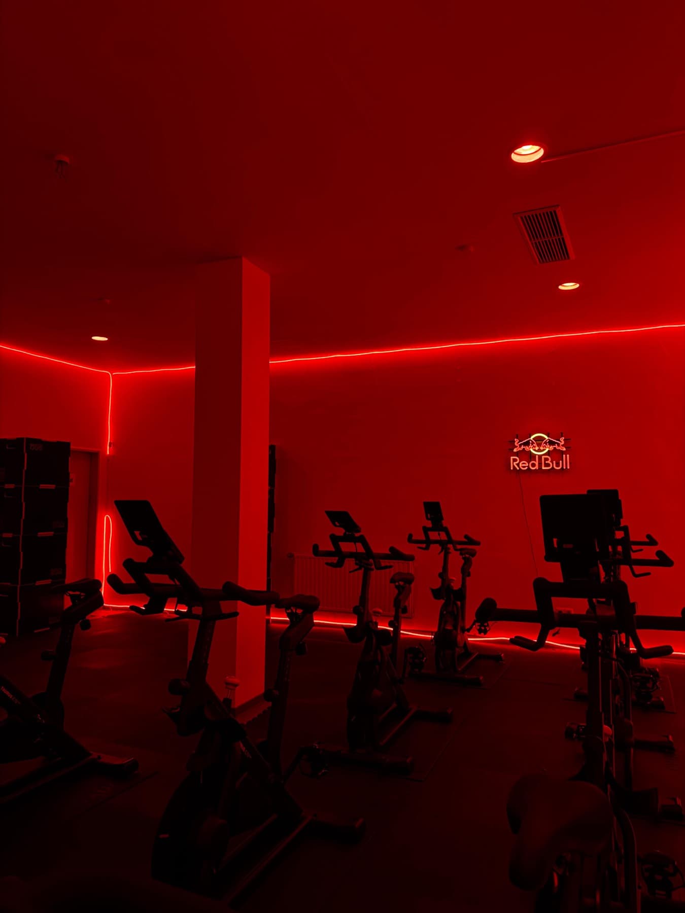 Der leere Skylon-Cube in rotem Licht, Bikes in Reihe